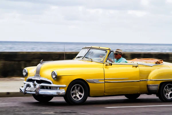 Хавана Куба Ноября 2017 Года Старые Классические Винтажные Автомобили Ездят — стоковое фото