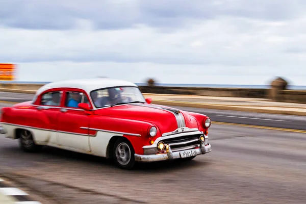 Havana Cuba Novembro 2017 Velhos Carros Antigos Clássicos Dirigem Trânsito — Fotografia de Stock