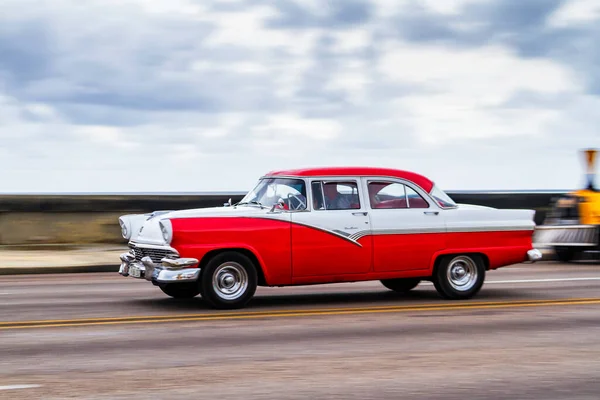 Havana Cuba November 2017 Gamla Klassiska Veteranbilar Kör Trafik Längs — Stockfoto