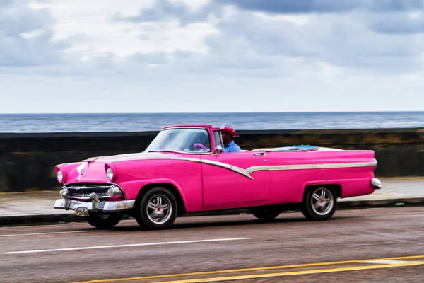 Havana Cuba Novembro 2017 Velhos Carros Antigos Clássicos Dirigem Trânsito — Fotografia de Stock