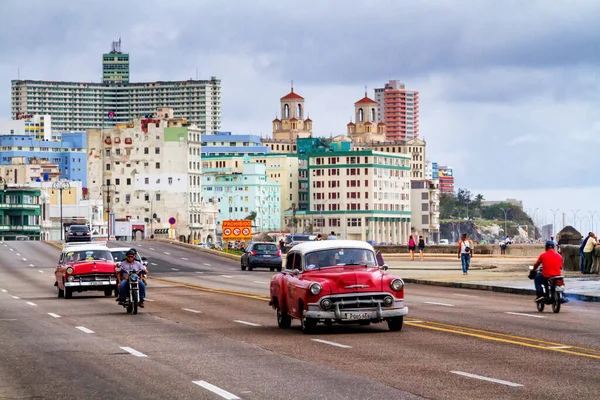 Havana Cuba November 2017 Oude Klassieke Oldtimers Rijden Het Verkeer — Stockfoto