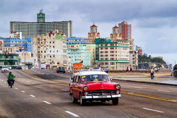 Havana Cuba Νοεμβριου 2017 Παλιά Κλασσικά Vintage Αυτοκίνητα Οδηγούν Στην — Φωτογραφία Αρχείου