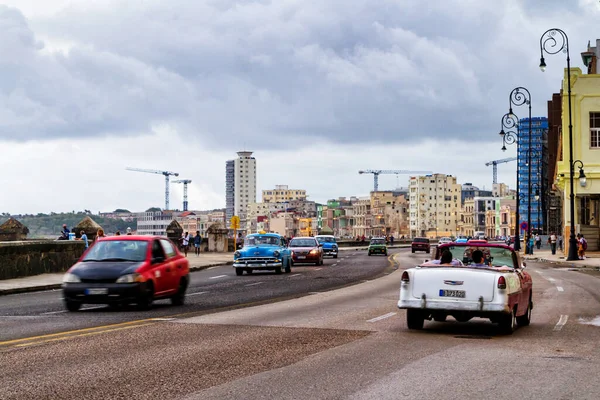 Havana Cuba Července 2017 Stará Klasická Veteránská Auta Jezdí Provozu — Stock fotografie