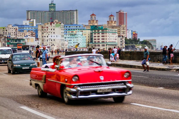 Havana Cuba Novembre 2017 Vecchie Auto Epoca Viaggiano Nel Traffico — Foto Stock