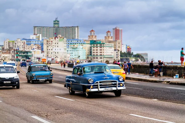 Habana Cuba Noviembre 2017 Antiguos Coches Clásicos Circulan Por Famosa —  Fotos de Stock