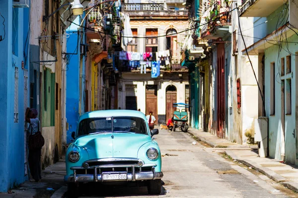 Havana Cuba Novembro 2017 Cena Rua Típica Com Pessoas Carros Fotografia De Stock