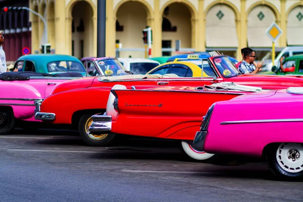 Havana Cuba 2017年11月18日 キューバのハバナの通りにある古いカラフルなヴィンテージクラシックカー 禁輸のためのアメリカ車はまだ使用され 観光客のためのタクシーや交通機関として機能します ロイヤリティフリーのストック画像