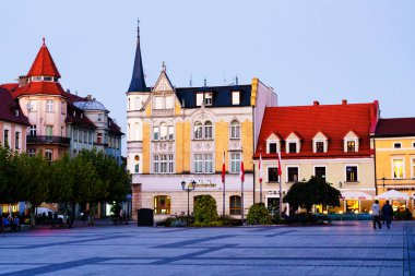 PSZCZYNA, POLAND - OCT 5, 2018: Avrupa 'nın tarihi şehir merkezinde eski renkli binalar ve ılık sonbahar gününde açık akşam gökyüzü manzarası.