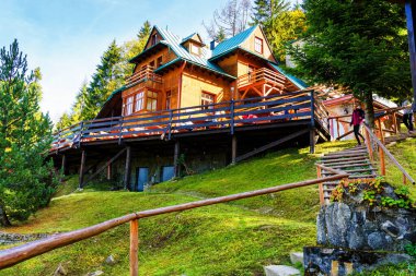 SZCZAWNICA, POLAND - OCT 7, 2018: Pieniny dağlarındaki dağ sığınağı Polonya sıradağları. Ulusal Park