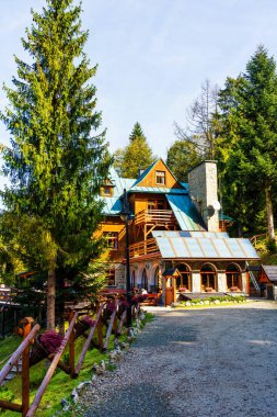 SZCZAWNICA, POLAND - OCT 7, 2018: Pieniny dağlarındaki dağ sığınağı Polonya sıradağları. Ulusal Park