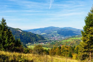 Polonya Pieniny dağlarındaki Szczawnica kasabasına bakın.