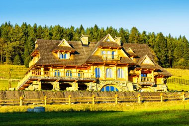 Polonya 'nın Pieniny dağlarındaki dağlarda eski, ahşap geleneksel bir ev.