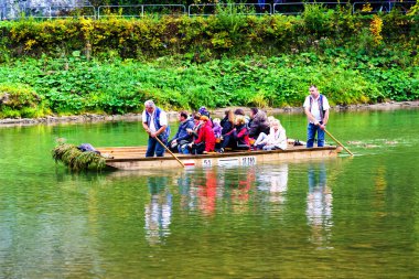 DUNAJEC RIVER, POLAND - 7 Ocak 2018: Dunajec nehri üzerinde Sromowce 'den Kroscienko veya Szczawnica' ya turist salı. Polonya 'nın Pieniny dağlarında popüler bir turistik merkezdir.