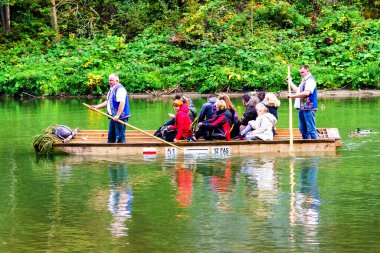 DUNAJEC RIVER, POLAND - 7 Ocak 2018: Dunajec nehri üzerinde Sromowce 'den Kroscienko veya Szczawnica' ya turist salı. Polonya 'nın Pieniny dağlarında popüler bir turistik merkezdir.