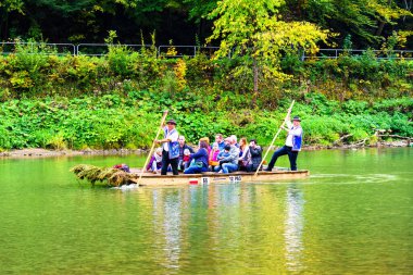 DUNAJEC RIVER, POLAND - 7 Ocak 2018: Dunajec nehri üzerinde Sromowce 'den Kroscienko veya Szczawnica' ya turist salı. Polonya 'nın Pieniny dağlarında popüler bir turistik merkezdir.