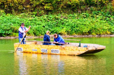 DUNAJEC RIVER, POLAND - 7 Ocak 2018: Dunajec nehri üzerinde Sromowce 'den Kroscienko veya Szczawnica' ya turist salı. Polonya 'nın Pieniny dağlarında popüler bir turistik merkezdir.