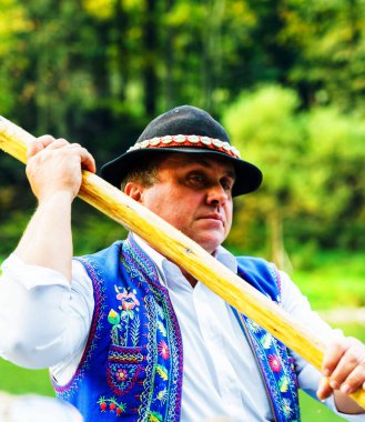 SZCZAWNICA, POLAND - OCT 7, 2018: Tipik Polonyalı sanatçılar nehirde turist sallıyor. Rafting, Pieniny dağlarında çok popüler bir turistik merkezdir..