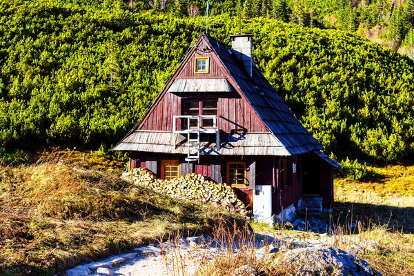 ポーランド タトラ山脈ガセイニコワ バレーに山小屋 — ストック写真