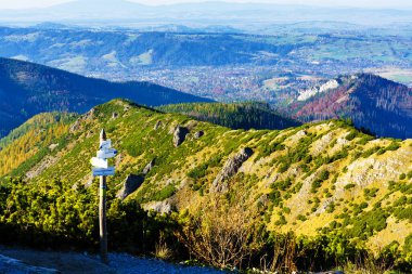 Yüksek Tatras Dağları (Vysoke Tatry, Tatry Wysokie, Magas-Tatra), Polonya 'nın güneyinde, Presov bölgesinde Slovakya sınırı boyunca uzanan bir sıradağdır..