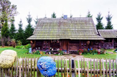 Yeşil bahçeli eski ahşap çiftlik evi