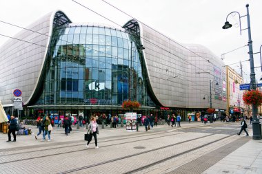 KATOWICE, POLAND - 4, 2018: Galeria Katowicka alışveriş merkezinin genel görünümü. Yeni tren istasyonuyla birlikte Polonya 'nın en modern alışveriş merkezlerinden birini oluşturur..