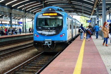 KATOWICE, POLAND - OCT 4, 2018: Katowice platformundaki Koleje Slaskie treni kalkışa hazır.