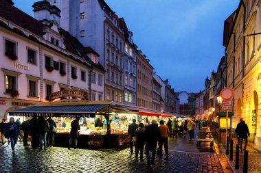 PRAG, CZECH REPUBLIC - 20 Kasım 2018: Havel 'in Pazarı (Havelske Trziste). Prag 'ın merkezinde kalıcı olarak işaretlenmiş. Piyasa 1232 'den beri sürekli açık. Prag, Çek Cumhuriyeti