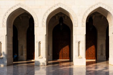 Sultan Qaboos Büyük Camii. Muscat 'taki Büyük Cami. Muscat Camii, Umman Sultanı Muscat 'ın ana aktif camii.