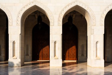 Sultan Qaboos Büyük Camii. Muscat 'taki Büyük Cami. Muscat Camii, Umman Sultanı Muscat 'ın ana aktif camii.