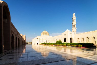 Sultan Qaboos Büyük Camii. Muscat 'taki Büyük Cami. Muscat Camii, Umman Sultanı Muscat 'ın ana aktif camii.