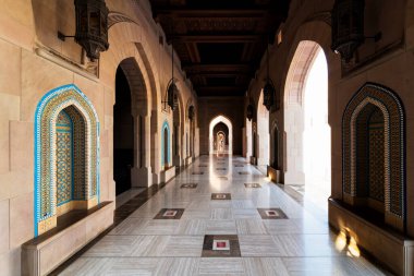 Sultan Qaboos Büyük Camii. Muscat 'taki Büyük Cami. Muscat Camii, Umman Sultanı Muscat 'ın ana aktif camii.