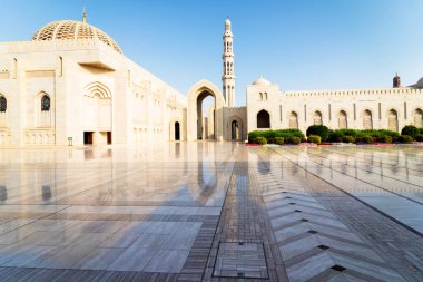 Sultan Qaboos Büyük Camii. Muscat 'taki Büyük Cami. Muscat Camii, Umman Sultanı Muscat 'ın ana aktif camii.