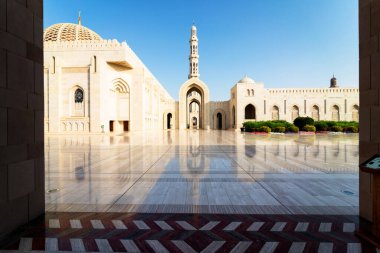 Sultan Qaboos Büyük Camii. Muscat 'taki Büyük Cami. Muscat Camii, Umman Sultanı Muscat 'ın ana aktif camii.