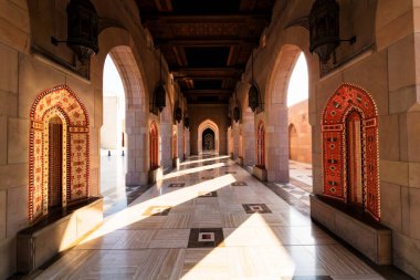 MÜZCAT, OMAN - 22 Kasım 2018: Sultan Qaboos Büyük Camii. Muscat 'taki Büyük Cami. Muscat Camii, Umman Sultanı Muscat 'ın ana aktif camii.