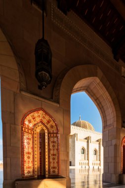MÜZCAT, OMAN - 22 Kasım 2018: Sultan Qaboos Büyük Camii. Muscat 'taki Büyük Cami. Muscat Camii, Umman Sultanı Muscat 'ın ana aktif camii.