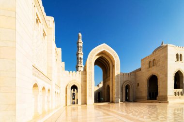 MÜZCAT, OMAN - 22 Kasım 2018: Sultan Qaboos Büyük Camii. Muscat 'taki Büyük Cami. Muscat Camii, Umman Sultanı Muscat 'ın ana aktif camii.