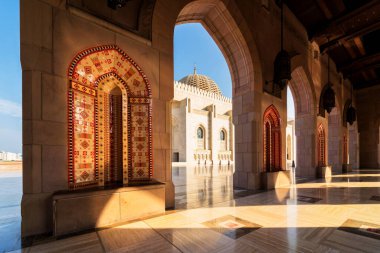 MÜZCAT, OMAN - 22 Kasım 2018: Sultan Qaboos Büyük Camii. Muscat 'taki Büyük Cami. Muscat Camii, Umman Sultanı Muscat 'ın ana aktif camii.