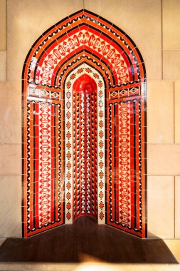 MÜZCAT, OMAN - 20 Kasım 2018: Muscat, Umman 'daki Sultan Qaboos Büyük Camii' nde çağdaş seramik ve şablon tarzına sahip fayans mozaiği