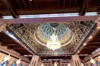 MÜZCAT, OMAN -21 NOV 2018: Muscat 'taki Büyük Camide Avize, Umman Sultanlığı