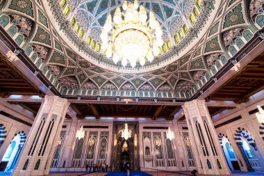MÜZCAT, OMAN -21 NOV 2018: Muscat 'taki Büyük Camide Avize, Umman Sultanlığı