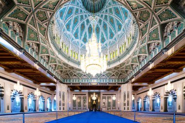 MÜZCAT, OMAN -21 NOV 2018: 2001 yılında açılan Umman Sultanlığı 'nın ana camii Umman Başkenti Muscat' te yer alan Sultan Qaboos Büyük Camii 'dir.