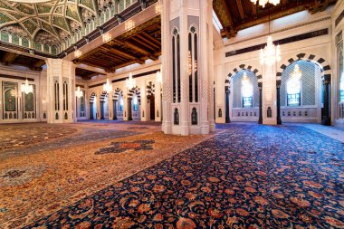 MÜZCAT, OMAN -21 NOV 2018: 2001 yılında açılan Umman Sultanlığı 'nın ana camii Umman Başkenti Muscat' te yer alan Sultan Qaboos Büyük Camii 'dir.