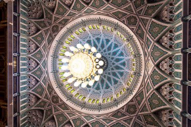 MÜZCAT, OMAN -21 NOV 2018: Muscat 'taki Büyük Camide Avize, Umman Sultanlığı