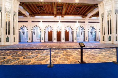 MÜZCAT, OMAN -21 NOV 2018: 2001 yılında açılan Umman Sultanlığı 'nın ana camii Umman Başkenti Muscat' te yer alan Sultan Qaboos Büyük Camii 'dir.