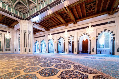 MÜZCAT, OMAN -21 NOV 2018: 2001 yılında açılan Umman Sultanlığı 'nın ana camii Umman Başkenti Muscat' te yer alan Sultan Qaboos Büyük Camii 'dir.