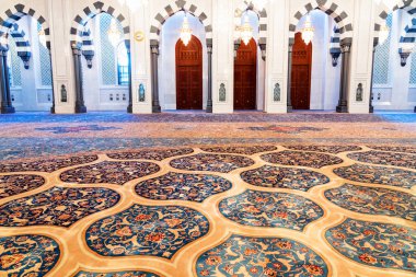MÜZCAT, OMAN -21 NOV 2018: 2001 yılında açılan Umman Sultanlığı 'nın ana camii Umman Başkenti Muscat' te yer alan Sultan Qaboos Büyük Camii 'dir.