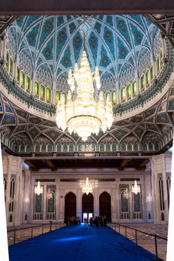 MÜZCAT, OMAN -21 NOV 2018: 2001 yılında açılan Umman Sultanlığı 'nın ana camii Umman Başkenti Muscat' te yer alan Sultan Qaboos Büyük Camii 'dir.