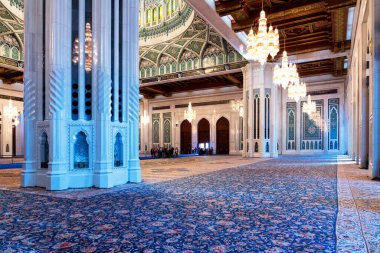 MÜZCAT, OMAN -21 NOV 2018: 2001 yılında açılan Umman Sultanlığı 'nın ana camii Umman Başkenti Muscat' te yer alan Sultan Qaboos Büyük Camii 'dir.