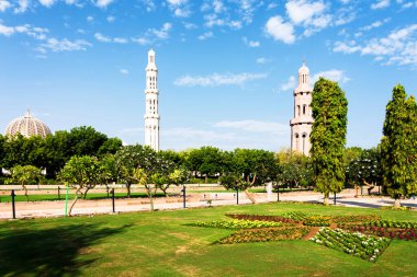 Sultan Qaboos Büyük Camii. Muscat 'taki Büyük Cami. Muscat Camii, Umman Sultanı Muscat 'ın ana aktif camii.