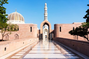 Sultan Qaboos Büyük Camii. Muscat 'taki Büyük Cami. Muscat Camii, Umman Sultanı Muscat 'ın ana aktif camii.